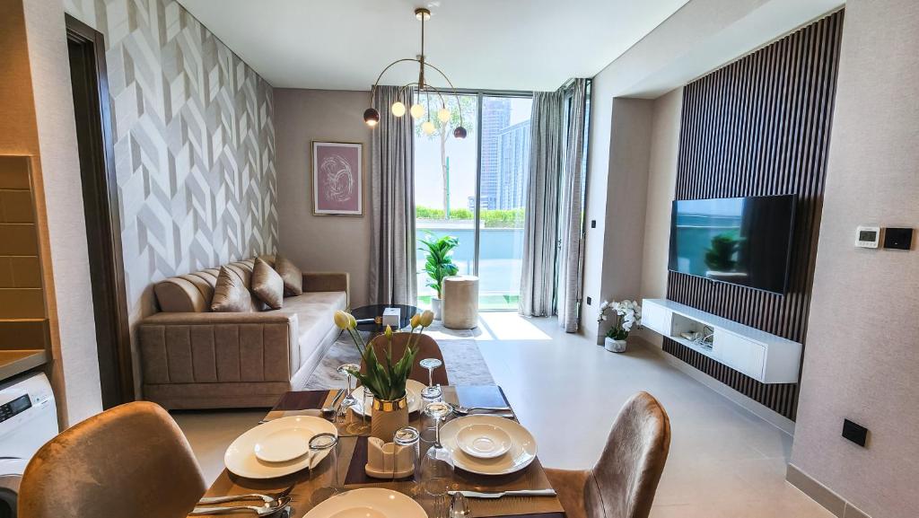 - un salon avec une table à manger et un canapé dans l'établissement STAY BY LATINEM Luxury 2BR Holiday Home CV B113 near Burj Khalifa, à Dubaï