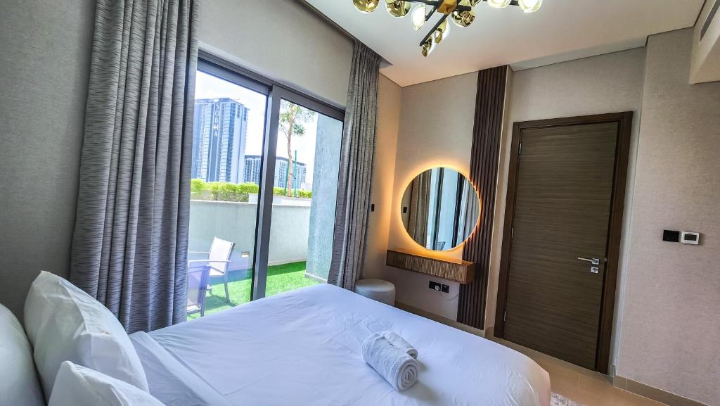 Postel nebo postele na pokoji v ubytování STAY BY LATINEM Luxury 2BR Holiday Home CV B113 near Burj Khalifa
