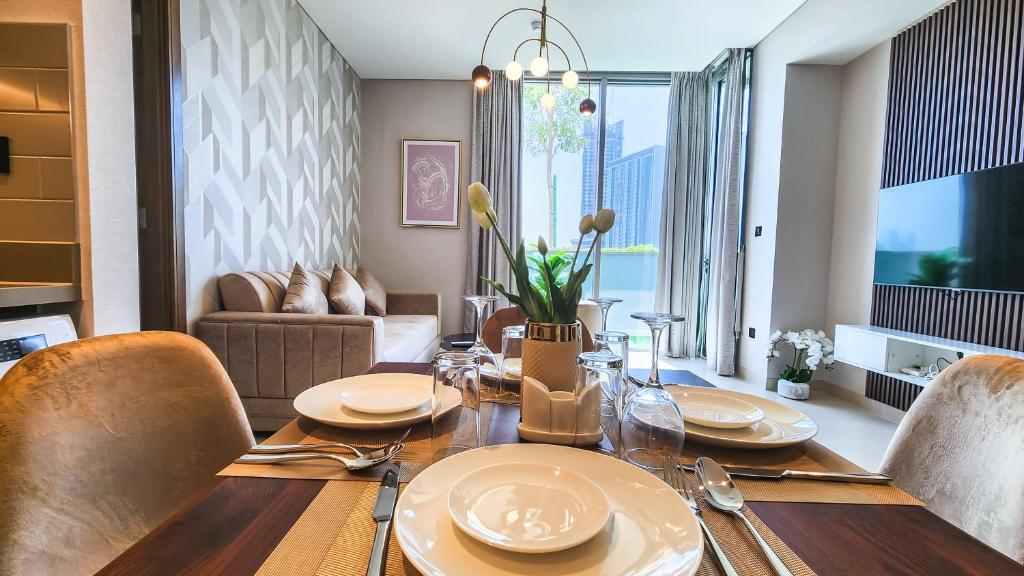 Posezení v ubytování STAY BY LATINEM Luxury 2BR Holiday Home CV B113 near Burj Khalifa