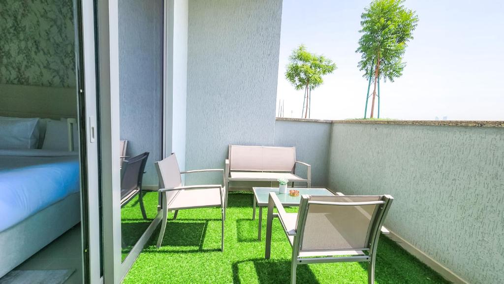 Posezení v ubytování STAY BY LATINEM Luxury 2BR Holiday Home CV B113 near Burj Khalifa