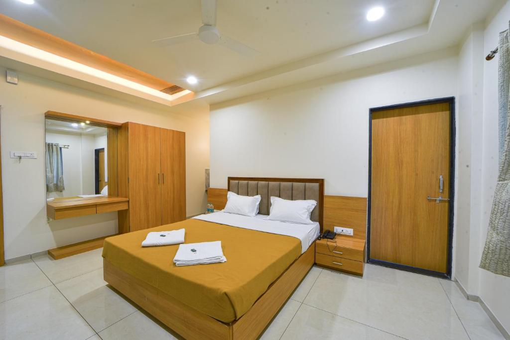 מיטה או מיטות בחדר ב-Hotel TrushaDham Near to Mahalaxmi Temple Kolhapur