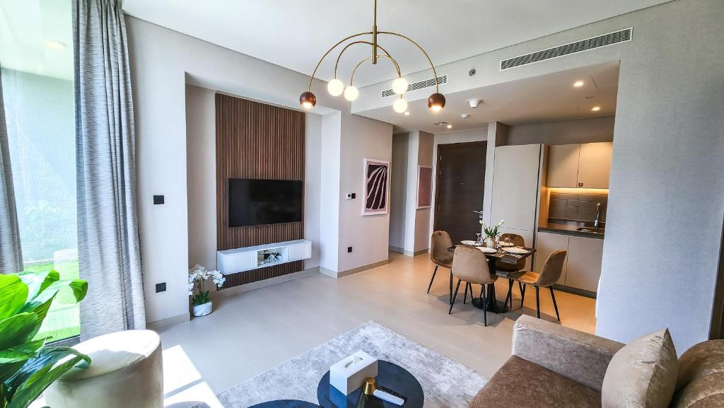 TV a/nebo společenská místnost v ubytování STAY BY LATINEM Luxury 2BR Holiday Home CV B113 near Burj Khalifa