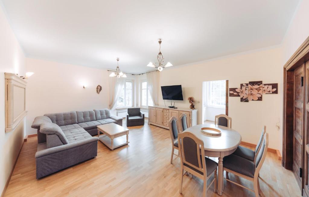Televízia a/alebo spoločenská miestnosť v ubytovaní Apartament Mazurek