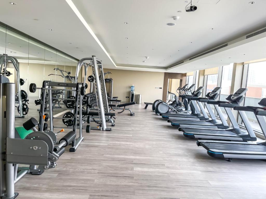 Fitness centrum a/nebo fitness zařízení v ubytování STAY BY LATINEM Luxury 2BR Holiday Home CV B113 near Burj Khalifa