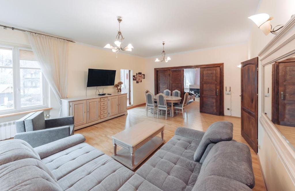 Televízia a/alebo spoločenská miestnosť v ubytovaní Apartament Mazurek
