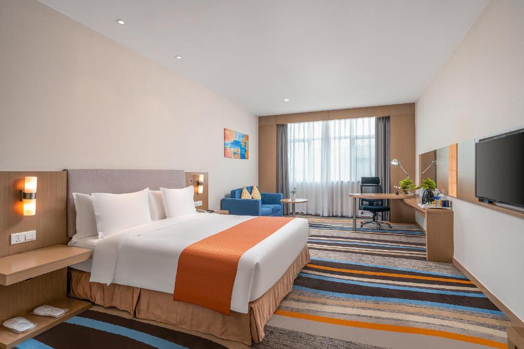 TV a/nebo společenská místnost v ubytování Guangzhou Baiyun Airport Rejoice by Argyle Hotel Rehe Metro Exit B --Free shuttle bus is provided during the 137th Canton Fair