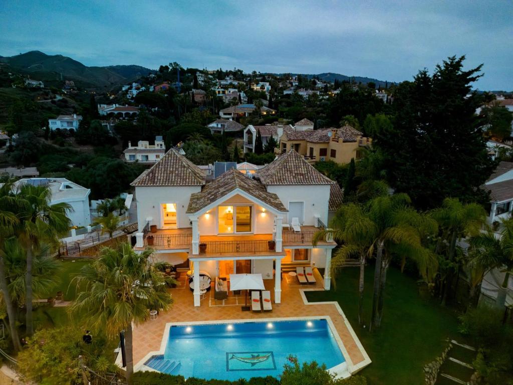 En udsigt til poolen hos El Rosario large villa w heated pool eller i nærheden