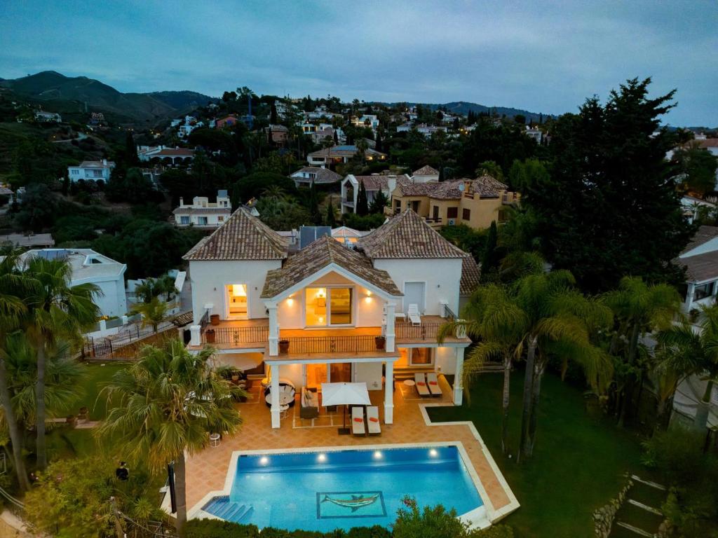 Basen w obiekcie El Rosario large villa w heated pool lub w pobliżu