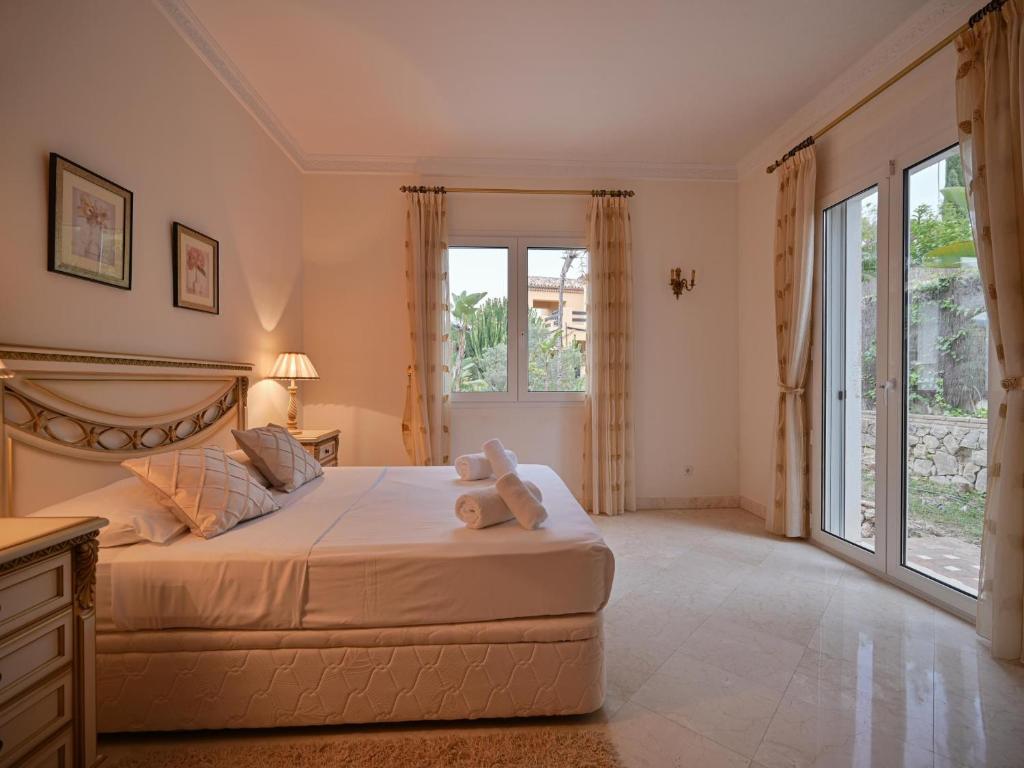 Łóżko lub łóżka w pokoju w obiekcie El Rosario large villa w heated pool