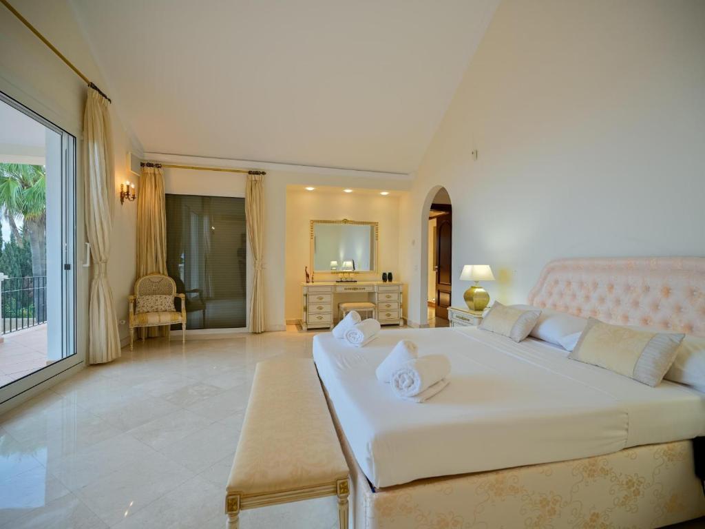 Łóżko lub łóżka w pokoju w obiekcie El Rosario large villa w heated pool