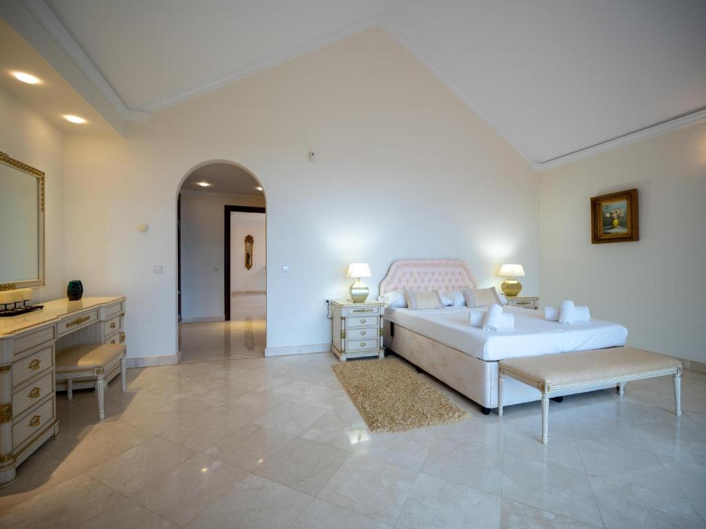 Łóżko lub łóżka w pokoju w obiekcie El Rosario large villa w heated pool
