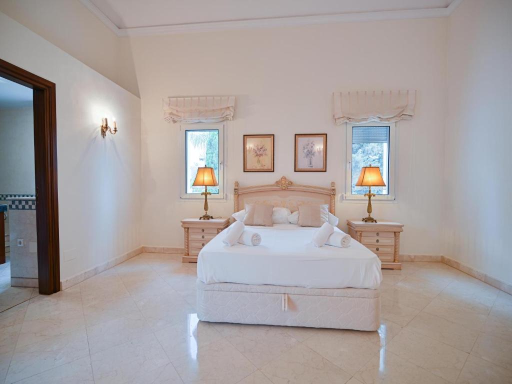 Łóżko lub łóżka w pokoju w obiekcie El Rosario large villa w heated pool