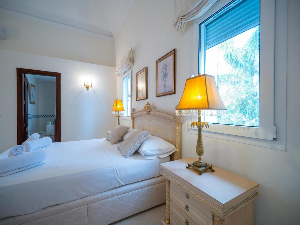 Łóżko lub łóżka w pokoju w obiekcie El Rosario large villa w heated pool