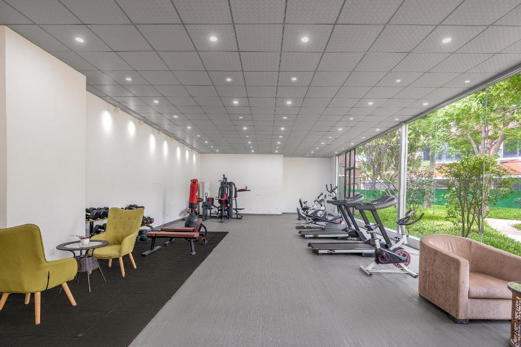 Fitness centrum a/nebo fitness zařízení v ubytování Guangzhou Baiyun Airport Rejoice by Argyle Hotel Rehe Metro Exit B --Free shuttle bus is provided during the 137th Canton Fair