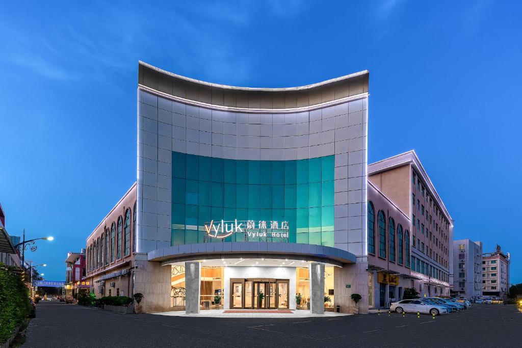 um edifício com uma placa na frente dele em Vyluk Hotel Guangzhou Baiyun International Airport em Guangzhou