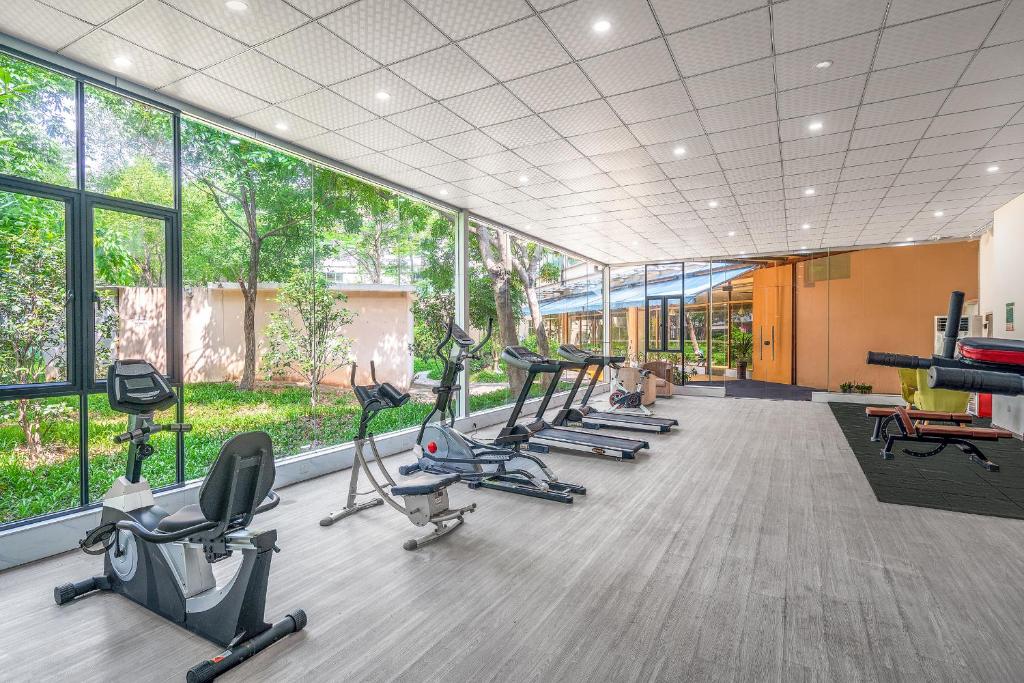 Fitness centrum a/nebo fitness zařízení v ubytování Guangzhou Baiyun Airport Rejoice by Argyle Hotel Rehe Metro Exit B --Free shuttle bus is provided during the 137th Canton Fair