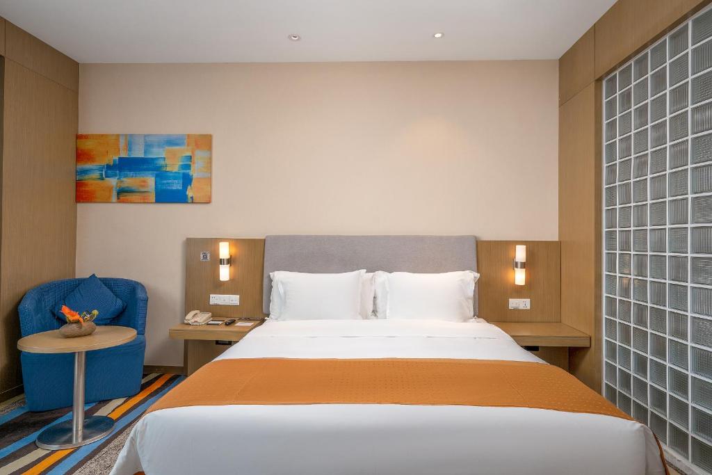 Postel nebo postele na pokoji v ubytování Guangzhou Baiyun Airport Rejoice by Argyle Hotel Rehe Metro Exit B --Free shuttle bus is provided during the 137th Canton Fair