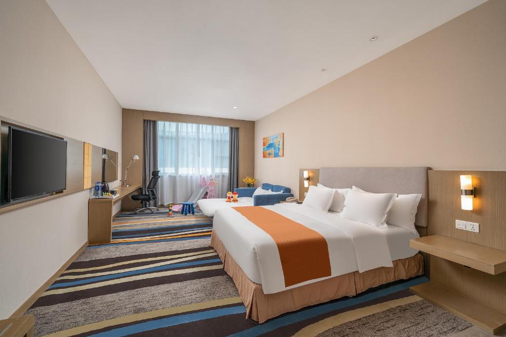 Postel nebo postele na pokoji v ubytování Guangzhou Baiyun Airport Rejoice by Argyle Hotel Rehe Metro Exit B --Free shuttle bus is provided during the 137th Canton Fair