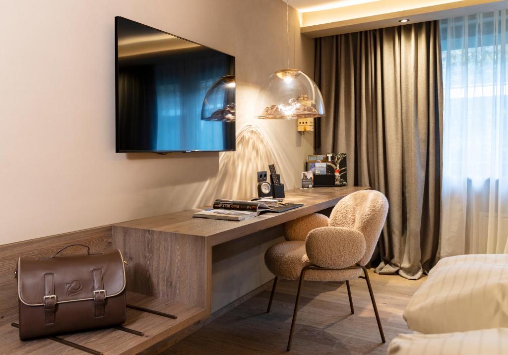 Televízia a/alebo spoločenská miestnosť v ubytovaní Hotel Innsbruck