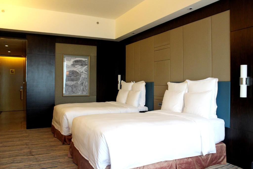Postel nebo postele na pokoji v ubytování Renaissance Huizhou Hotel