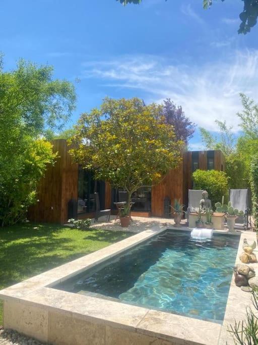 - une piscine dans une cour avec des arbres et une clôture dans l'établissement A lombre du magnolia, à LʼIsle-sur-la-Sorgue