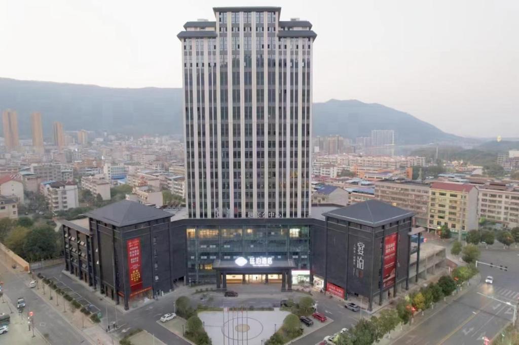 una vista aérea de un gran edificio en una ciudad en Till Bright Hotel, Yongzhou Shuangpai, en Yongzhou