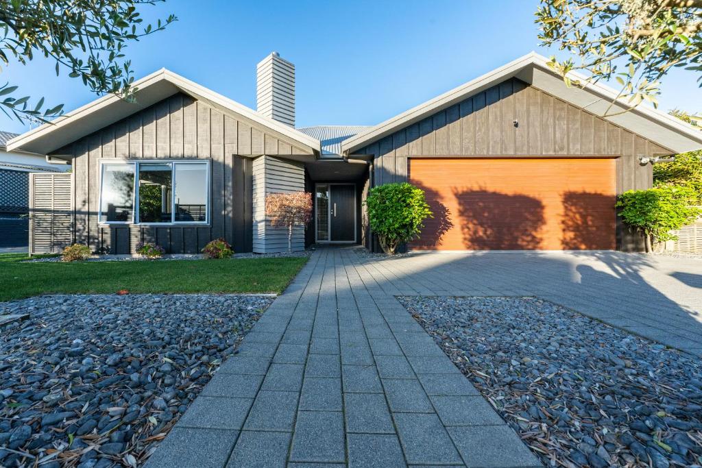 une maison avec un garage et une allée dans l'établissement Peaceful on Punawai, à Taupo