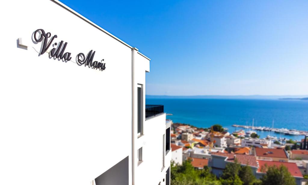 een balkon met uitzicht op de oceaan bij Apartments Maris in Baška Voda
