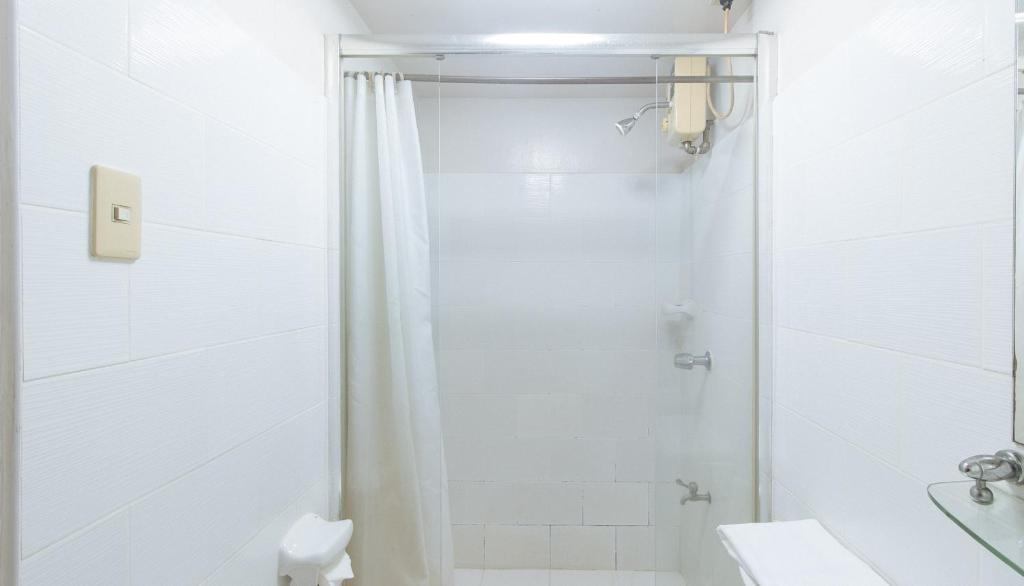 Koupelna v ubytování El Rico Suite Makati by RedDoorz