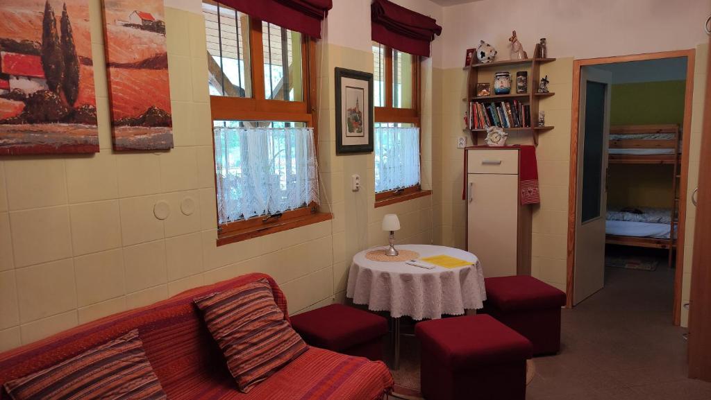 een kamer met een tafel en stoelen en een kleine tafel met bij Appartement Camping Paradijs in Zlatá Koruna
