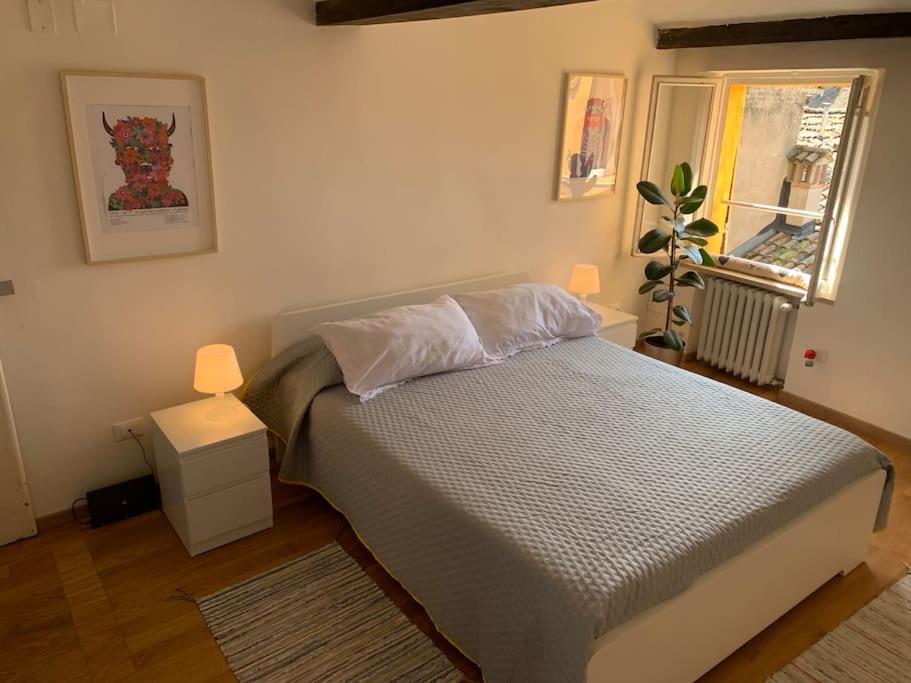 - une chambre avec un lit et une fenêtre dans l'établissement Domus Pioppa, à Modène