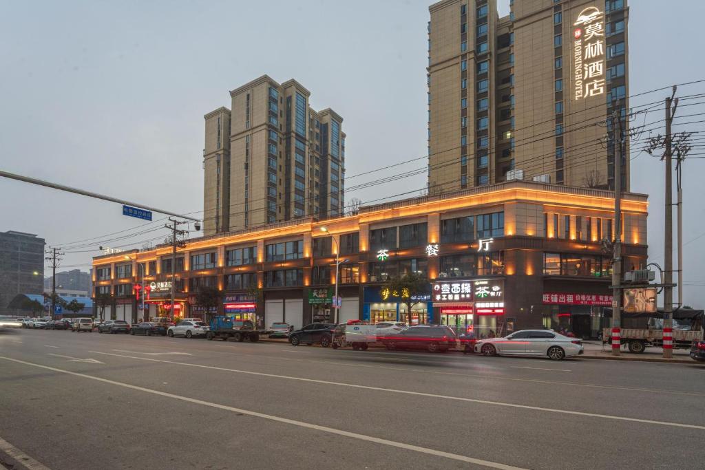 ein Gebäude auf einer Straße mit davor geparkt in der Unterkunft Morning Hotel, Changsha Liuyang Yongan in Gutang