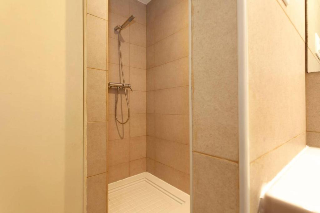 Kúpeľňa v ubytovaní Centric 2 Bedroom Apartment with a Private Lovely Terrace