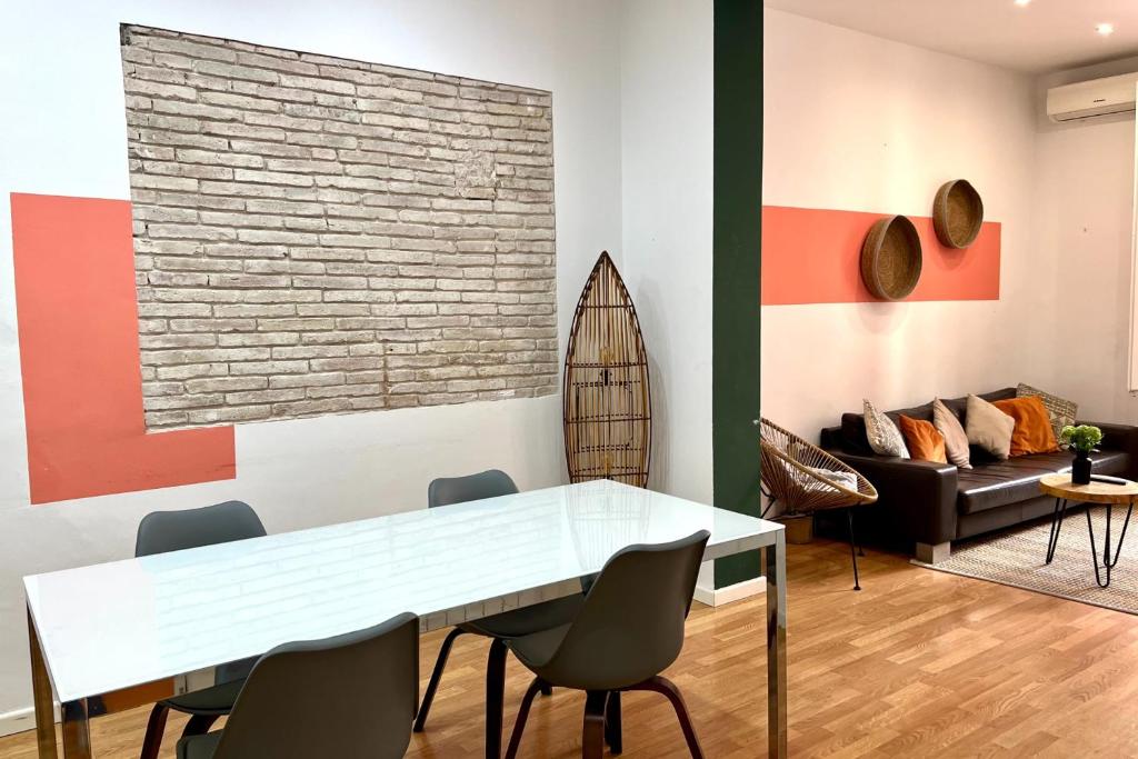 Posedenie v ubytovaní Centric 2 Bedroom Apartment with a Private Lovely Terrace