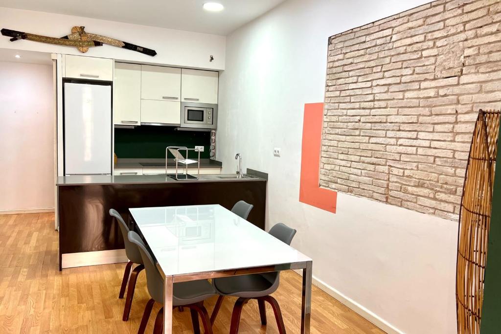 Kuchyňa alebo kuchynka v ubytovaní Centric 2 Bedroom Apartment with a Private Lovely Terrace
