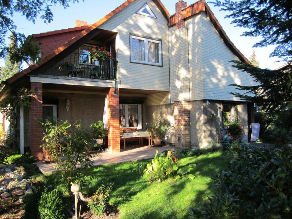 uma casa com um alpendre e uma varanda em Ferienwohnung S. Viering em Bernau bei Berlin