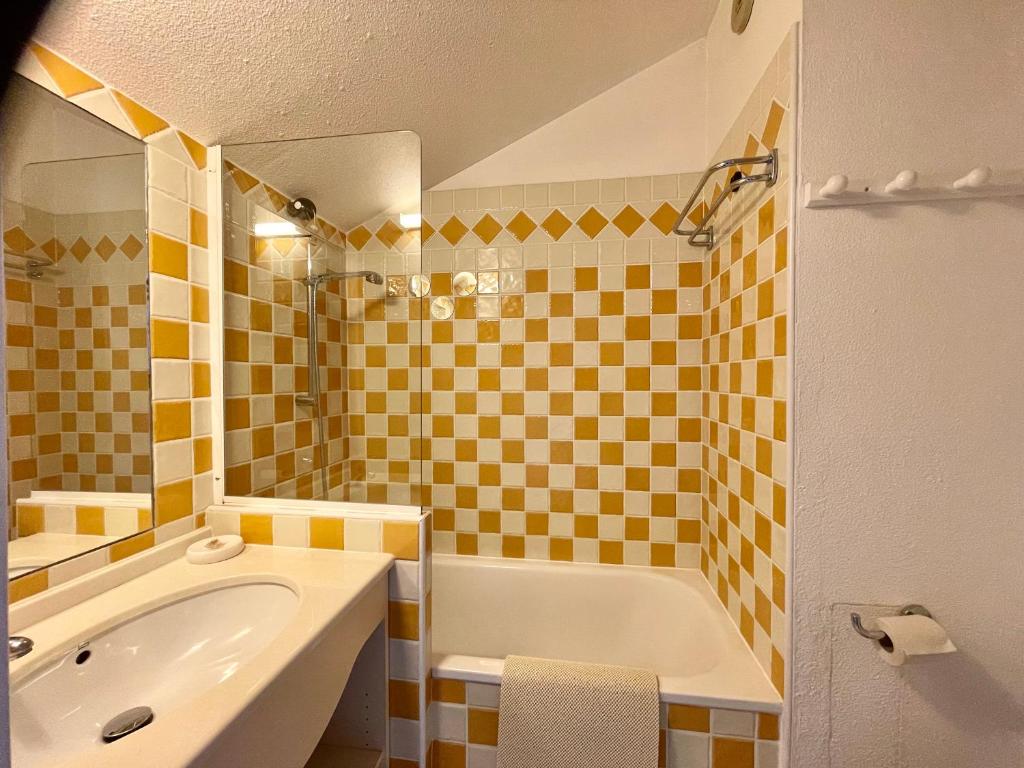 Kúpeľňa v ubytovaní CANNES Appartement Duplex Piscine VUE Mer WIFI PARKING CLIM