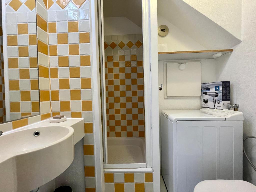 Kúpeľňa v ubytovaní CANNES Appartement Duplex Piscine VUE Mer WIFI PARKING CLIM