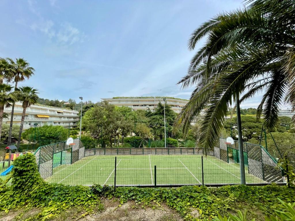 Tenis alebo squash v ubytovaní CANNES Appartement Duplex Piscine VUE Mer WIFI PARKING CLIM alebo jeho okolí