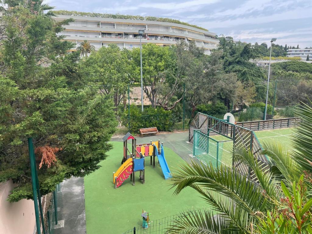 Detský kútik v ubytovaní CANNES Appartement Duplex Piscine VUE Mer WIFI PARKING CLIM