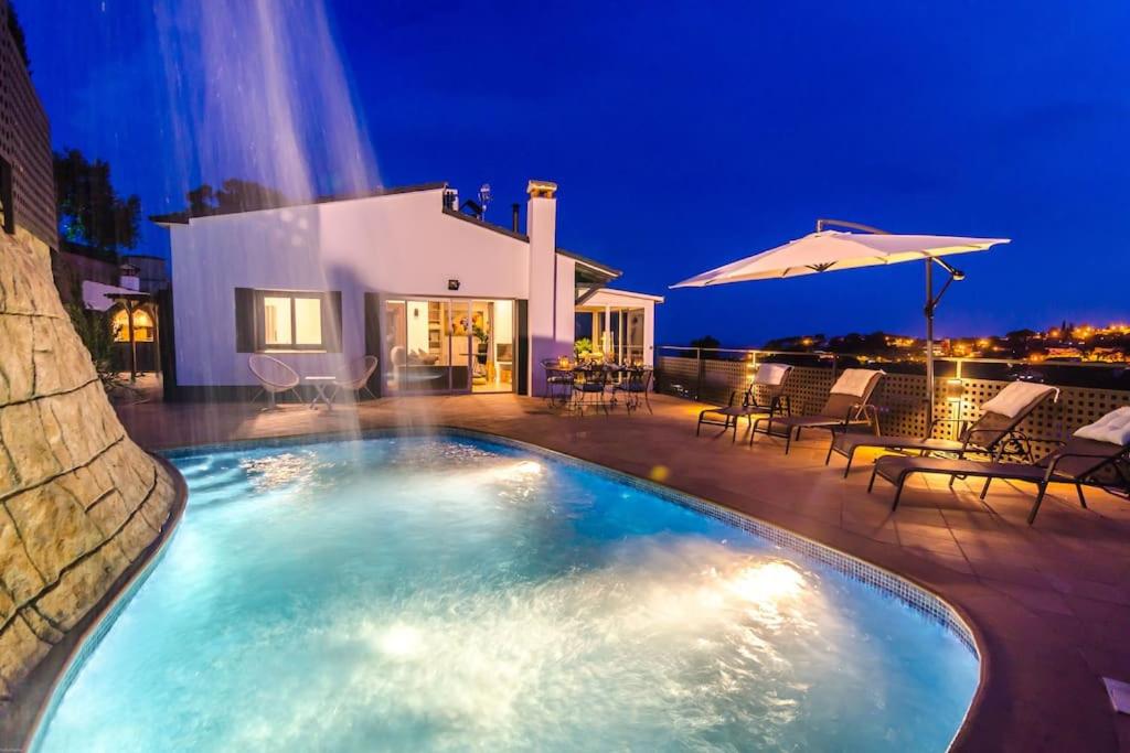 Fotografie z fotogalerie ubytování Villa Luxury piscina y cascada 2 min de la playa v destinaci Lloret de Mar