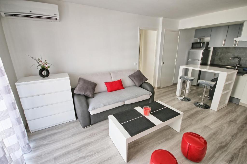 un salon avec un canapé et une table dans l'établissement Résidence Gambetta, à Antibes