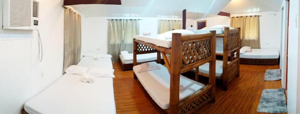 Postel nebo postele na pokoji v ubytování Siargao Tropic Hostel