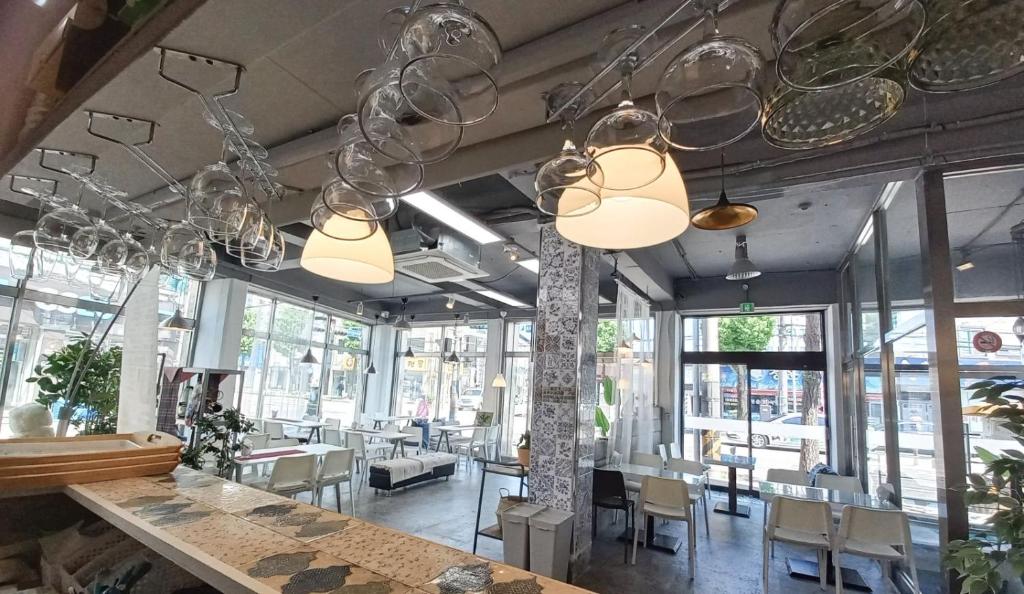 un restaurant avec des tables, des chaises et des fenêtres dans l'établissement Pohang Youngildae Guesthouse, à Pohang