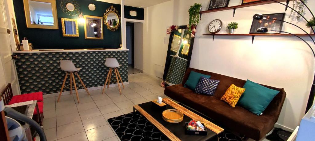 - un salon avec un canapé dans l'établissement Studio, TopdestinationBretagne, à Montoir-de-Bretagne