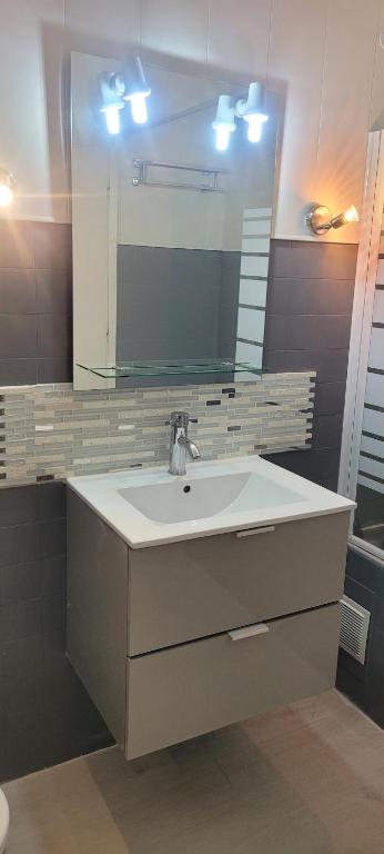 une salle de bain avec un lavabo et un miroir dans l'établissement Nice Centre, Superbe Studio Proche Mer, à Nice