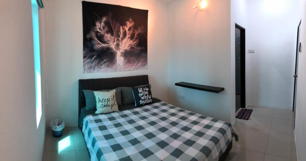 怡保的住宿－TH Ipoh Homestay@Simee,10pax,8mins to attractions，卧室配有一张挂在墙上的床铺