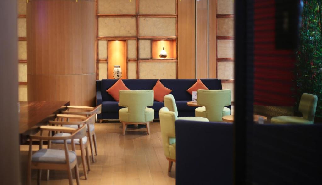 Posezení v ubytování Crowne Plaza Zhuhai City Center by IHG - offers free one-way shuttle to Chimelong Ocean Kingdom
