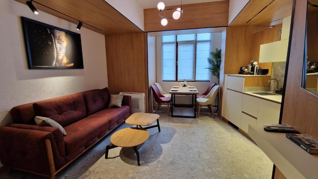een woonkamer met een bank en een tafel bij FS Apartments - Wonderful apartment in the top center of Varna in Varna