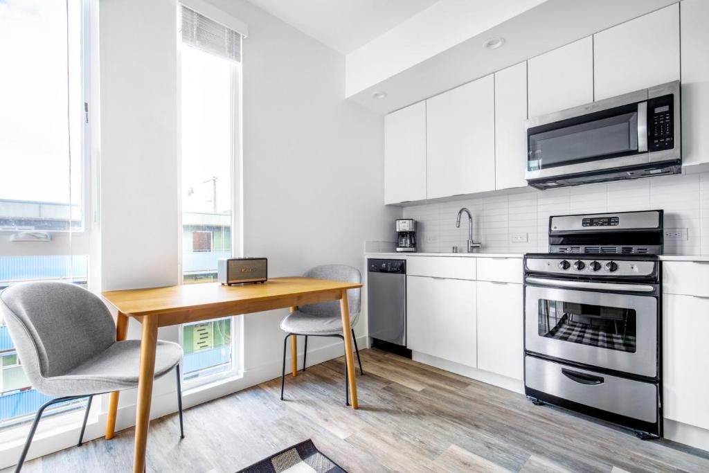 Capitol Hill Studio w Rooftop Pet Area nr bars SEA101, Seattle